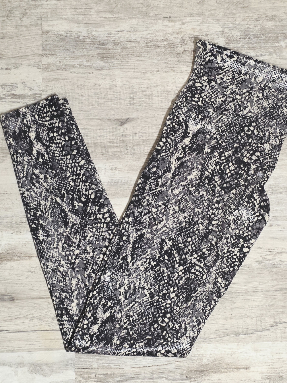 SPANX Gray Black Faux Leather Snake Shine Leggings L